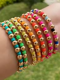 Pulseiras Coloridas Empilhadas